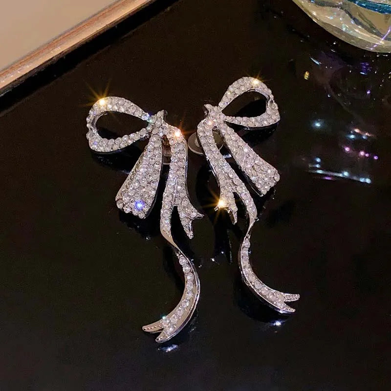 《Ranking No. 7》SM-1030 ラインストーンハーフリボンピアス